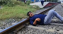 தண்டவாளத்தில் தலைவைத்து...