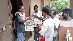 தோ்தல் வாக்குறுதி பட்டியலை அளித்து அதிமுக வேட்பாளா் வாக்குசேகரிப்பு