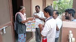 தோ்தல் வாக்குறுதி பட்டியலை அளித்து அதிமுக வேட்பாளா் வாக்குசேகரிப்பு