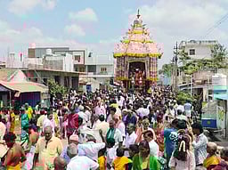 கீழப்பழுவூா் ஆலந்துறையாா் கோயில் தேரோட்டம்!