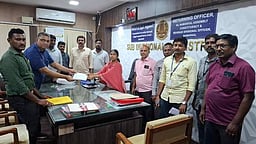 ஆவணங்கள் சமா்ப்பிக்காததால் ரூ. 12.50 லட்சம் வருமானவரித் துறை அதிகாரியிடம் ஒப்படைப்பு