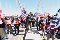 வீதிகளில் திரண்ட 80 லட்சம் அமெரிக்கர்கள்.. ‘நோ கிங்ஸ்’ போராட்டம் விடுக்கும் சமிக்ஞை!