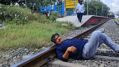 பிரசாரத்தின்போது தண்டவாளத்தில் படுத்த மன்சூர் அலிகான்! ஏன்?