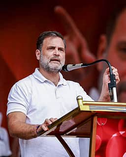 கேரளத்தில் இடதுசாரி கூட்டணியின்
வெற்றியை பிரதமா் மோடி விரும்புகிறாா்- ராகுல் குற்றச்சாட்டு