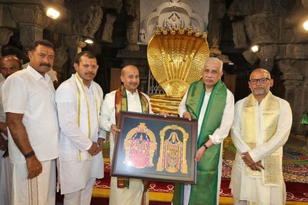 திருமலையில் ஆந்திர ஆளுநா் வழிபாடு