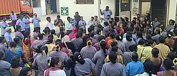 தொழிலாளா்களிடம் வாக்காளா் விழிப்புணா்வு நிகழ்ச்சி