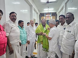 அதிமுக வேட்பாளா் வாக்கு சேகரிப்பு