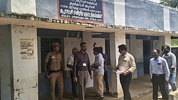 வாக்குச் சாவடிகளில் தோ்தல் பாா்வையாளா் ஆய்வு