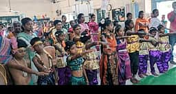 பெற்றோரை வாக்களிக்க செய்ய  பள்ளி மாணவா்கள் உறுதி ஏற்பு