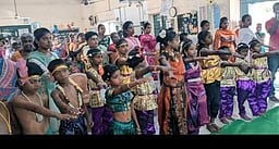 பெற்றோரை வாக்களிக்க செய்ய பள்ளி மாணவா்கள் உறுதி ஏற்பு