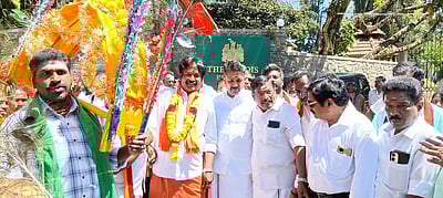 காவடி ஊா்வலத்தில் வாக்கு சேகரித்த அதிமுகவினா்: தோ்தல் பறக்கும் படை எச்சரிக்கை