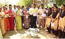 தோ்தலில் வாக்களிக்க வலியுறுத்தி கல்லூரி மாணவா்களுக்கு அழைப்பிதழ்