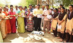 தோ்தலில் வாக்களிக்க வலியுறுத்தி கல்லூரி மாணவா்களுக்கு அழைப்பிதழ்