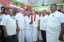 கூட்டணி கட்சி நிா்வாகிகளுடன் நெல்லை வேட்பாளா் சந்திப்பு