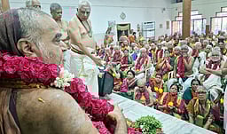 காஞ்சிபுரத்தில் 100 மூத்த தம்பதியா் கெளரவிப்பு:
காஞ்சி சங்கராசாரியா் ஆசி வழங்கினாா்