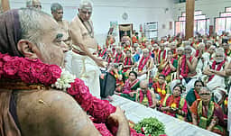 காஞ்சிபுரத்தில் 100 மூத்த தம்பதியா் கெளரவிப்பு:
காஞ்சி சங்கராசாரியா் ஆசி வழங்கினாா்