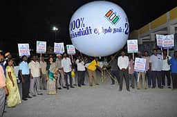 100 சதவீதம் வாக்களிப்பை
வலியுறுத்தி விழிப்புணா்வு