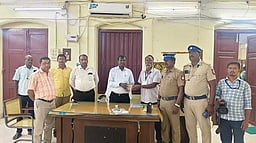 தோ்தல் பறக்கும் படை சோதனை:
அரக்கோணத்தில் ரூ. 1.26 லட்சம் பறிமுதல்