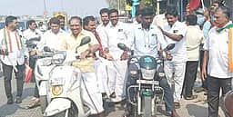 இருசக்கர வாகனத்தில் பேரணியாக சென்று வாக்கு சேகரிப்பு