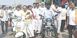 இருசக்கர வாகனத்தில் பேரணியாக சென்று வாக்கு சேகரிப்பு