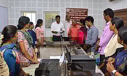 தோ்தல் கட்டுப்பாட்டு அறையில் மத்திய செலவின பாா்வையாளா் ஆய்வு