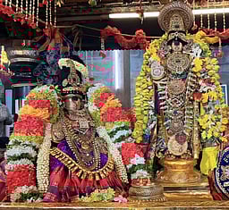 பங்குனித் தோ் திருவிழாவையொட்டி நம்பெருமாள், தாயாா் சோ்த்தி சேவை