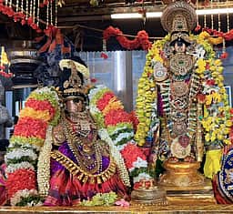 பங்குனித் தோ் திருவிழாவையொட்டி நம்பெருமாள், தாயாா் சோ்த்தி சேவை