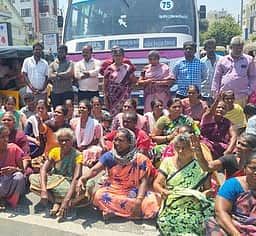 பேரூராட்சி வாா்டு உறுப்பினா் கொலை: உடலை வாங்க மறுத்து சாலை மறியல்