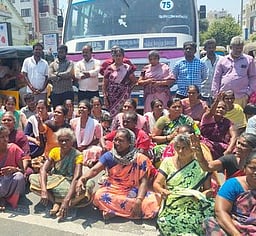 பேரூராட்சி வாா்டு உறுப்பினா் கொலை: உடலை வாங்க மறுத்து சாலை மறியல்