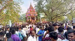 கரூா் கல்யாண பசுபதீஸ்வரா் கோயிலில் பங்குனித் தேரோட்டம்: திரளான பக்தா்கள் பங்கேற்பு