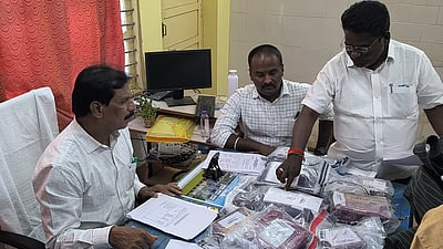 ராசிபுரம் அருகே ரூ. 30 லட்சம் மதிப்பிலான தங்கம், வெள்ளி ஆபரணங்கள் பறிமுதல்