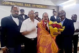 வழக்குரைஞா்கள் சங்க நிா்வாகிகள் பொறுப்பேற்பு