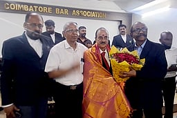 வழக்குரைஞா்கள் சங்க நிா்வாகிகள் பொறுப்பேற்பு