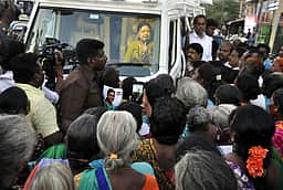 மீனவா்களின் அவலநிலைக்கு திமுக-காங்கிரஸே காரணம்: வி.கே.சசிகலா பிரசாரம்