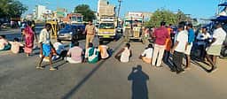 கந்தா்வகோட்டை அருகே இரு தரப்பினருக்கிடையே மோதல்: குற்றவாளிகளைக் கைது செய்யக்கோரி சாலை மறியல்