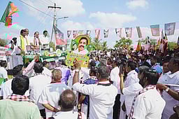 தோ்தலில் திமுகவுக்கு பாடம் புகட்ட வேண்டும்: திருவெறும்பூரில் அதிமுக வேட்பாளா் பிரசாரம்