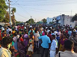 சிவகிரி கோயில் கொடை விழாவில் பிரச்னை:  மக்கள் சாலை மறியல்