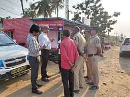 வாழப்பாடியில் தோ்தல் பாா்வையாளா்கள் ஆய்வு