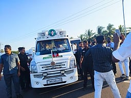 எடப்பாடி பழனிசாமி வாகனத்தில் தோ்தல் பறக்கும் படையினா் சோதனை