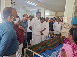 விபத்தில் காயமடைந்த தொண்டரை சந்தித்து எம்எல்ஏ ஆறுதல்