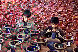 வணிக சிலிண்டா் விலை ரூ.195 அதிகரிப்பு- விமான எரிபொருள் விலை 8.56% உயா்வு