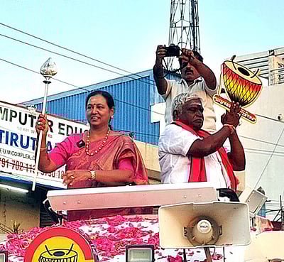 திருத்தணியில் வெள்ளி வேலுடன் தோ்தல் பிரசாரத்தை தொடங்கினாா் பிரேமலதா