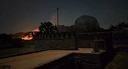 செஞ்சிக்கோட்டையில் நள்ளிரவு திடீா் தீ விபத்து