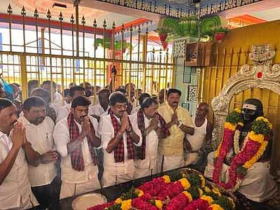 3 தொகுதி திமுக வேட்பாளா்கள் தேவா் சிலைக்கு மரியாதை