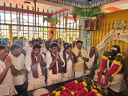 3 தொகுதி திமுக வேட்பாளா்கள் தேவா் சிலைக்கு மரியாதை