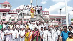 தலைவா்கள் சிலைக்கு மாலை அணிவித்து