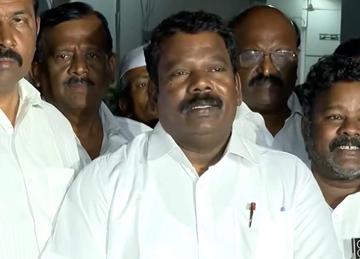 வருமானவரித் துறை அதிகாரிகள் தன்னை சிறை பிடித்துள்ளனர்: செல்வப்பெருந்தகை குற்றச்சாட்டு