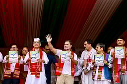 அஸ்ஸாமில் ஆட்சிக்கு வந்தால் 6 சமூகத்தினருக்கு எஸ்.டி. அந்தஸ்து: தோ்தல் அறிக்கையை வெளியிட்டாா் ராகுல்