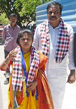 தராசுடன் வந்த பாமக வேட்பாளா் !