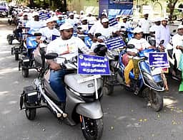 மாற்றுத்திறனாளிகளின் தோ்தல் விழிப்புணா்வுப் பேரணி